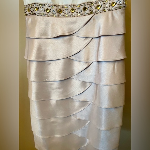 Elegant White and Beige Sleeveless Dress - Picture 3 of 6